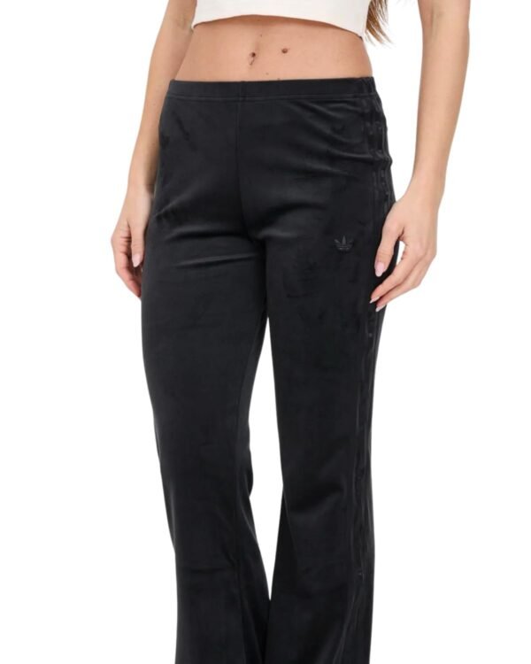 Pantaloni Tuta Nera Morbida Adidas modella